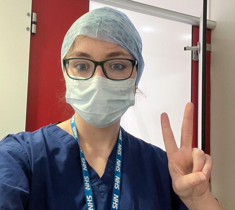 Sára Čelišová se v rámci stáže dostala i na operační sál neuro a obličejové chirurgie a byla přítomna u jedné z operací. Foto: archiv Sáry Čelišové